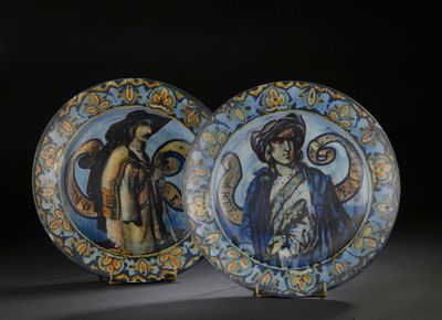 deux assiettes décoratives sur lesquelles sont représentés un homme et une femme
