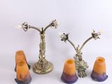 trois bougies placées les unes à côté des autres sur une table