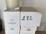 des bougies sont empilées les unes sur les autres sur une table