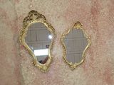 deux miroirs accrochés au mur l'un à côté de l'autre