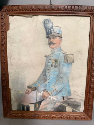 Un vieux tableau représentant un homme en uniforme bleu est accroché au mur.