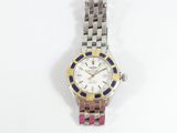 une photo d'une montre pour femme posée sur une surface blanche