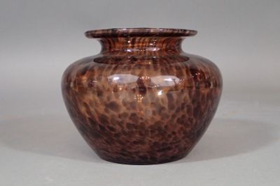 Vase pansu en verre marmoréen brun orangé.