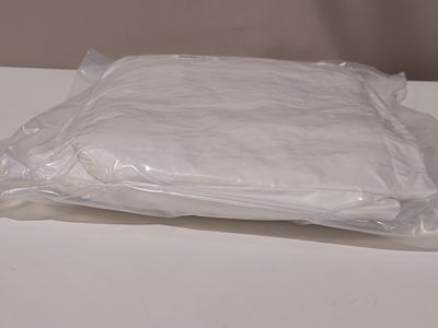 un sac de provisions posé sur une table à côté d'une paire de ciseaux