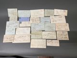 une table sur laquelle sont posés un tas de vieux papiers