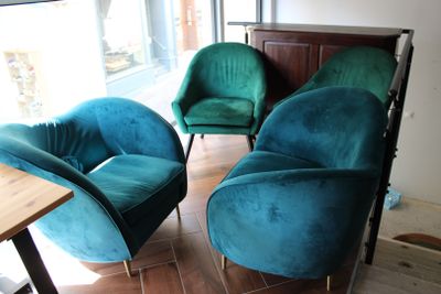 trois chaises qui se trouvent ensemble dans une pièce