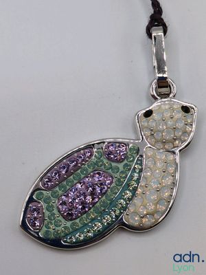 collier avec une tortue composée de perles de verre enfilées sur un fil