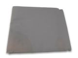 une feuille de papier gris sur fond blanc