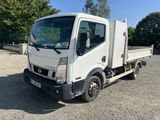 une photo d'un camion blanc garé dans un parking