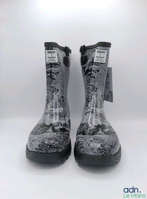 photo en noir et blanc d'une paire de bottes de pluie sur fond blanc