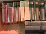 beaucoup de livres sur une étagère