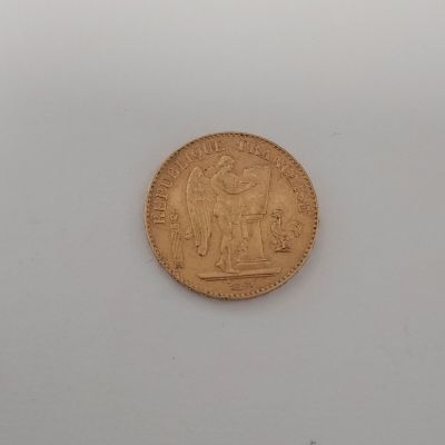 une image d'une pièce d'or sur une surface blanche