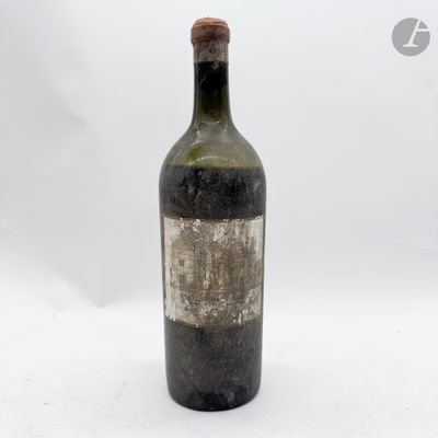 une bouteille de vin posée sur une table