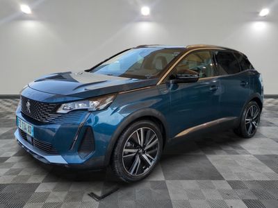 un 4x4 bleu garé dans une pièce au sol en damier