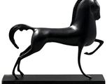 statue d'un cheval noir sur un socle noir, sur fond blanc