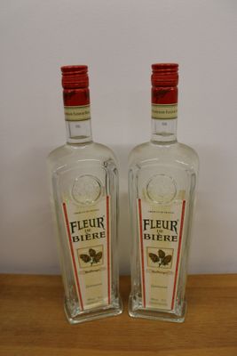 deux bouteilles d'alcool posées sur une table en bois