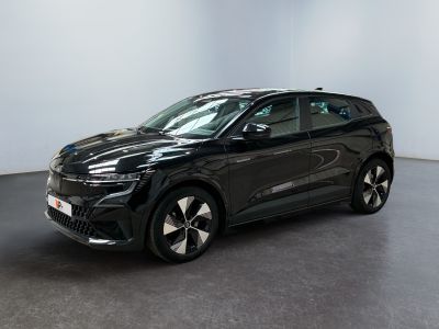 un SUV noir garé dans une pièce aux murs blancs