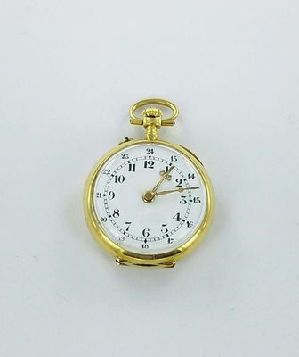gros plan d'une montre de poche en or sur une surface blanche