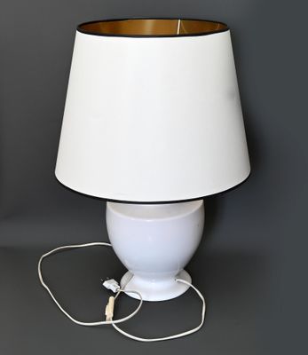 une lampe blanche avec un abat-jour marron