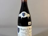 une bouteille de vin posée sur une table