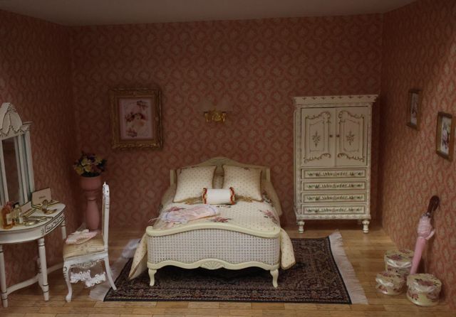 Diorama. Composition miniature, dans une vitrine en bois, vitre e...
