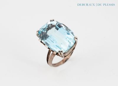 Gros plan sur une bague ornée d'une topaze bleue