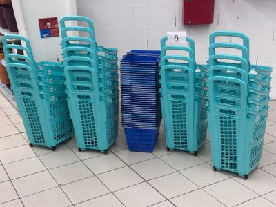 de nombreux paniers alignés sur le sol