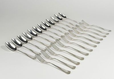beaucoup de cuillères et de fourchettes posées sur une table