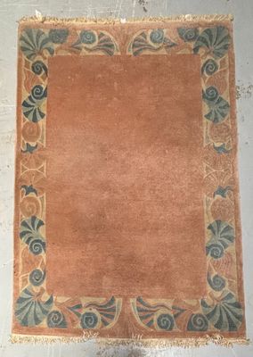 un tapis orange bordé de bleu posé par-dessus