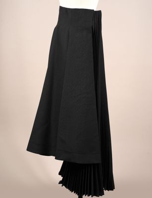 une jupe noire et blanche à plis sur un mannequin, un mannequin, un mannequin, un mannequin, un mannequin, un mannequin, un mannequin, un mannequin, un mannequin, un mannequin, un mannequin, un mannequin, un mannequin, un mannequin, un mannequin, un mannequin, un mannequin, un mannequin, un mannequin, un mannequin, un mannequin, un mannequin, un mannequin, un mannequin, un mannequin, un mannequin, un mannequin, un mannequin, un mannequin, un mannequin, un mannequin, un mannequin, un manne