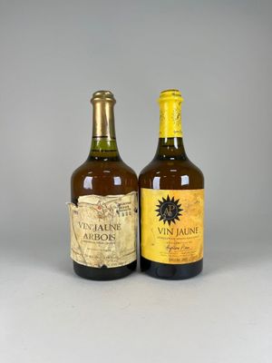 deux bouteilles de vin posées l'une à côté de l'autre sur une table