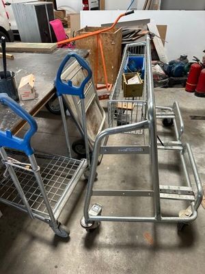 un caddie et un caddie dans un garage