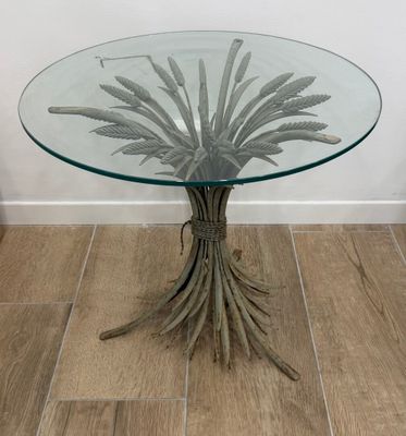 une photo d'une table en verre sur laquelle est posée une plante