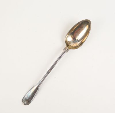 une cuillère en argent avec un manche de cuillère sur une surface blanche