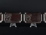 quatre morceaux de chocolat empilés les uns sur les autres sur une surface noire