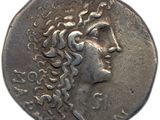 une pièce d'argent portant une tête de femme