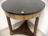 une petite table sur laquelle se trouve un plateau en marbre noir