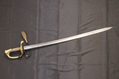 une épée posée sur un tissu noir
