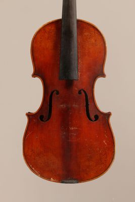 un vieux violon avec un archet accroché à son dos