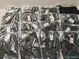 de nombreux sacs de vêtements posés sur une table