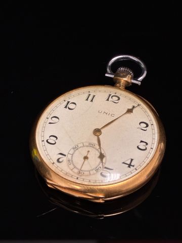 UNIC. Montre de poche « à gousset » en or 18 carats 750 millièmes...