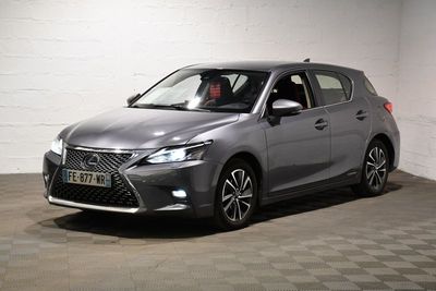 la photo d'une voiture argentée garée dans un garage