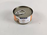une boîte de nourriture pour chat posée sur une surface blanche
