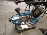 une machine posée sur le sol dans le garage