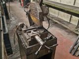 une machine qui se trouve à l'intérieur d'un bâtiment
