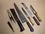 cinq types de couteaux différents sur la table