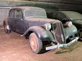 deux vieilles voitures garées l'une à côté de l'autre dans un garage