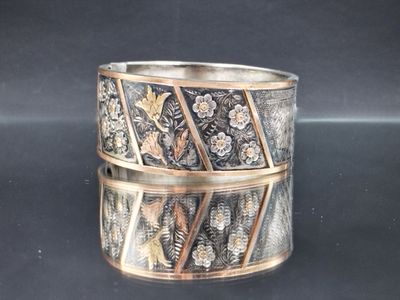 deux bracelets manchette en argent et en or ornés de fleurs