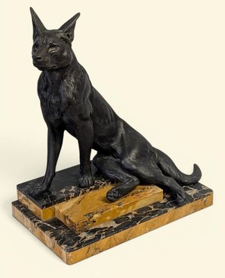 une image représentant une statue de chien assis sur un bloc de marbre