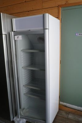 deux réfrigérateurs placés l'un à côté de l'autre dans une pièce